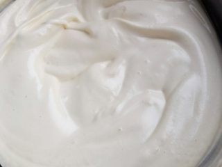 焦糖海盐可可脆蛋糕,搅拌好的蛋黄糊全部从高处往蛋白糊中倒，然后搅拌均匀。