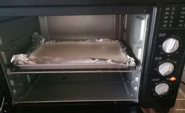 焦糖海盐可可脆蛋糕,倒入模具后，震几下震出气泡，进烤箱160度，25分钟。