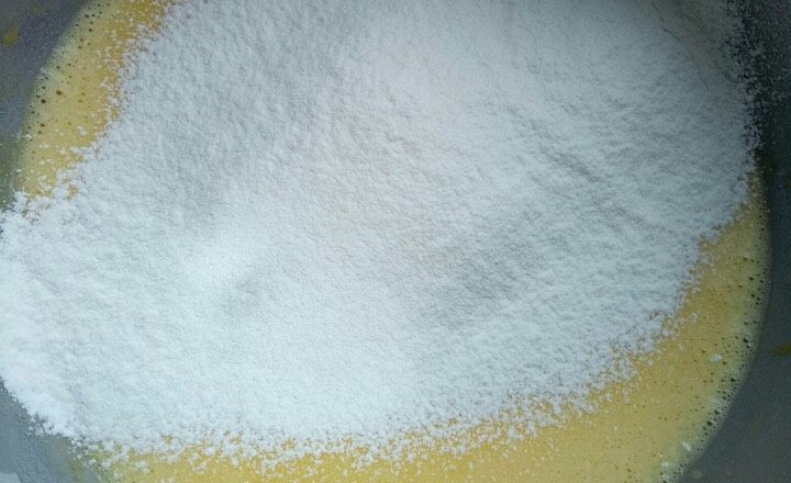 焦糖海盐可可脆蛋糕,加入过滤的低筋面粉，用刮刀以十Z字形方法搅拌均匀。
