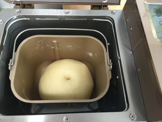 豆沙馅辫子面包（汤种法）,30分钟后面团发酵至原来面团2倍大左右。