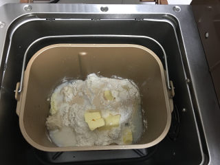 豆沙馅辫子面包（汤种法）,第二天取出汤种 ，将汤种和主面团材料一起放进面包机，启动面包机标准菜单进行揉面。
