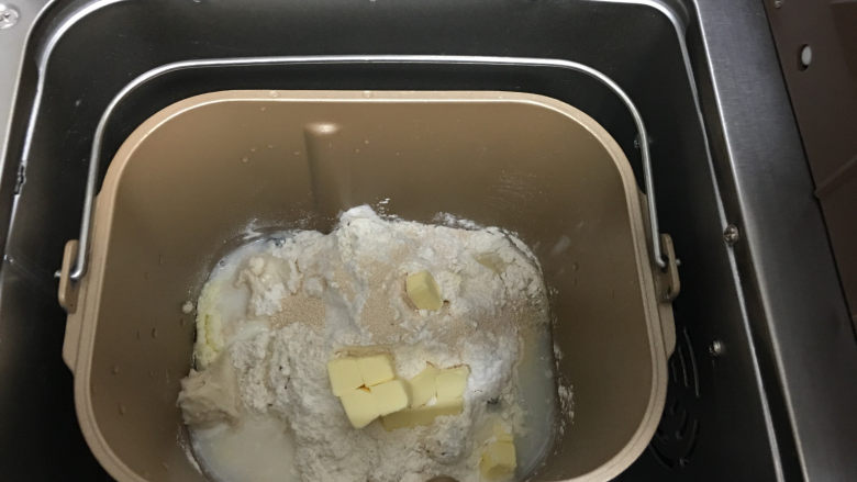 豆沙馅辫子面包（汤种法）,第二天取出汤种 ，将汤种和主面团材料一起放进面包机，启动面包机标准菜单进行揉面。