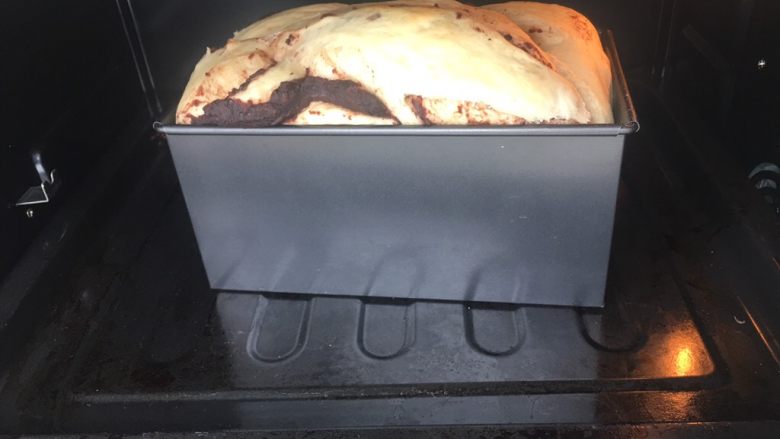 超级简单豆沙吐司,放入烤箱下层 烤箱预热上下 180度 烤40分钟