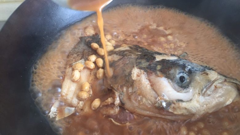 黄豆烧鱼头,煮的过程可以把汁舀起了浇鱼头，使其上面上色（中火炖煮20分钟）。如果觉得不够咸的话，这里可以尝尝味道，确定是否需要加盐（我没加，觉得够咸了）