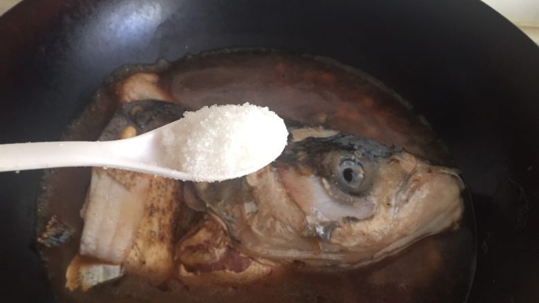 黄豆烧鱼头,加入适量水差不多盖住鱼头，再放入半勺糖（这个小勺，所以相当于上面大勺的一半）