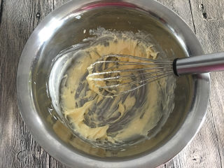 椰蓉小面包,揉面过程中，我们来做椰蓉馅。黄油提前软化，然后用手动打蛋器将黄油打软。