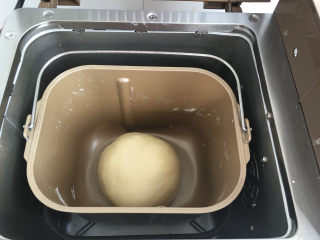 椰蓉小面包,整理好面团放在面包机里进行一次发酵，选择发酵菜单进行发酵，时间为30分钟。