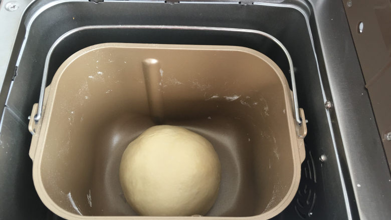 椰蓉小面包,整理好面团放在面包机里进行一次发酵，选择发酵菜单进行发酵，时间为30分钟。