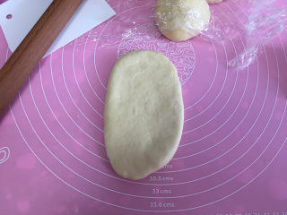 椰蓉小面包,另一个整形方法是：包好椰蓉馅后擀成牛舌状。