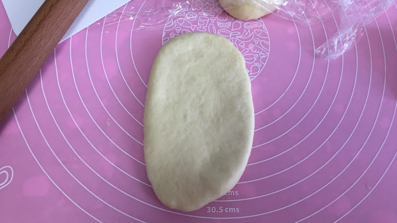 椰蓉小面包,另一个整形方法是：包好椰蓉馅后擀成牛舌状。