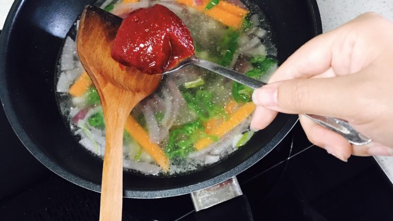 韩式二人锅（家庭版）,加入两大勺辣酱 烧开