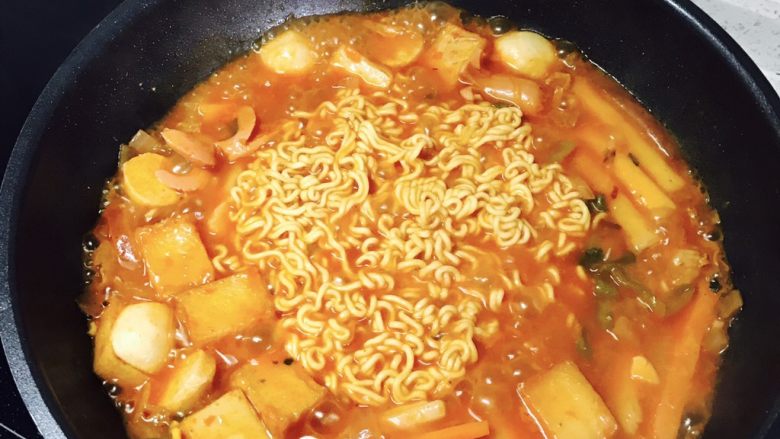 韩式二人锅（家庭版）,加入辛拉面 (之前已经把调料包加到汤里了， 因为加了辣酱，所以就没有搁盐可以尝一下味道，适量加入盐）煮散 