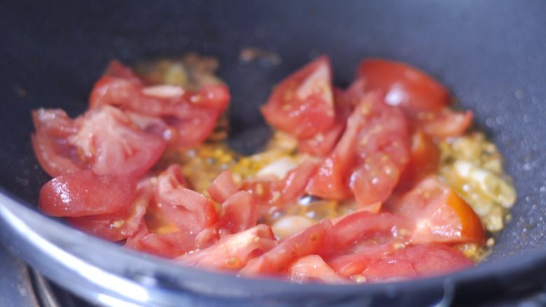 木耳番茄炒豆腐,11、将切好的番茄放入锅中翻炒。
