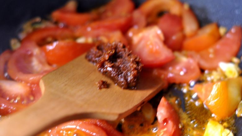 木耳番茄炒豆腐,12、加入香菇酱，继续翻炒