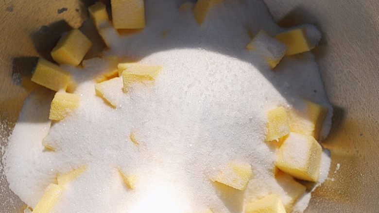 柠檬磅蛋糕,糖粉和盐过筛，加入到软化的黄油中，打发至黄油发白