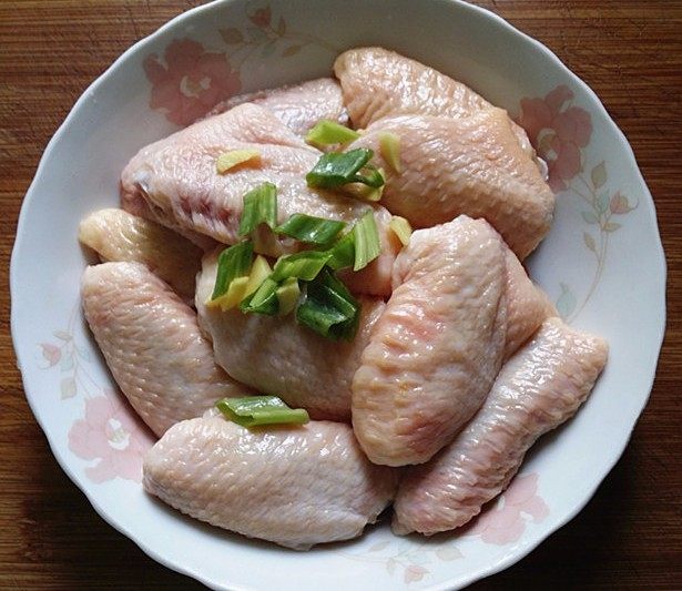 韩式炸鸡翅,加食盐、葱姜抓匀腌制4小时