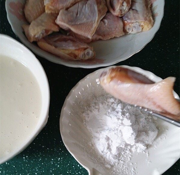 韩式炸鸡翅,将腌好的鸡翅，先在生粉里裹上生粉