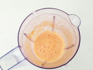 胡萝卜奶油吐司,放入料理机加一点清水中打成汁。