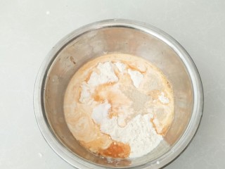 胡萝卜奶油吐司,胡萝卜汁，淡奶油，发酵粉，一起放入高粉中。