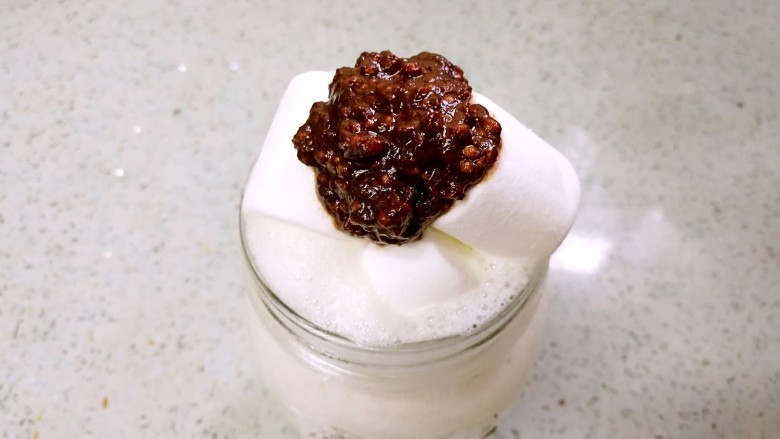 棉花糖香蕉牛奶,摆上融化的巧克力。