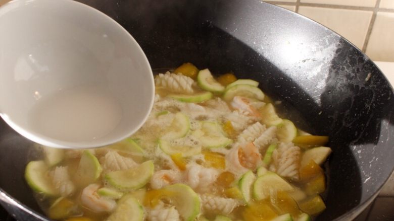 海鲜锅巴,11. 锅再开，调入一些水淀粉，要一边倒水淀粉，一边搅拌，微稠就好了。
