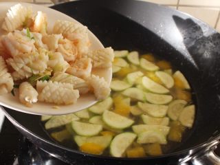 海鲜锅巴,
10. 当汤煮开了，将炒过的海鲜“7”下锅。
