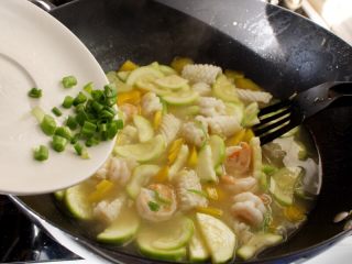 海鲜锅巴,12. 最后将葱叶下锅，这锅海鲜浓汤就好了。