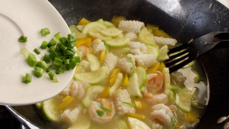 海鲜锅巴,12. 最后将葱叶下锅，这锅海鲜浓汤就好了。