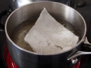 海鲜锅巴,4.油烧大热炸锅巴，我用的是小锅这样可以少用油，不过要一块块地下锅。注：大热就是丢一块锅巴入油锅立即浮起，这就是炸锅巴的最佳温度。