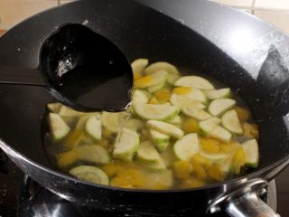 海鲜锅巴,9. 加入高汤或水4-5勺。
注：这儿要用开水，或煮开的汤。如用冷汤，西葫芦和甜椒就会被煮过了。还有水不要太多，因为这是货多汤少的浓汤。