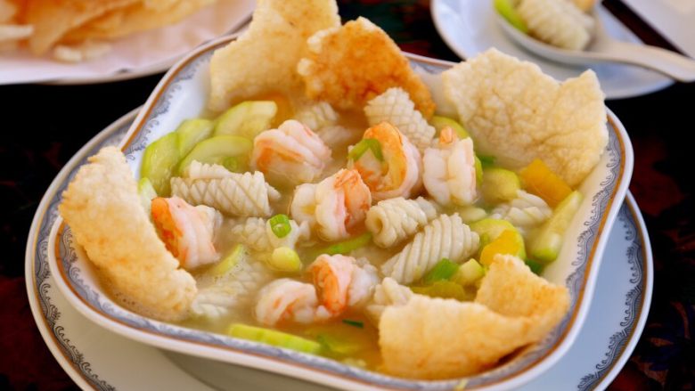 海鲜锅巴,13. 将海鲜浓汤浇到炸好的锅巴上面；或者锅巴和汤分装两碗上桌。