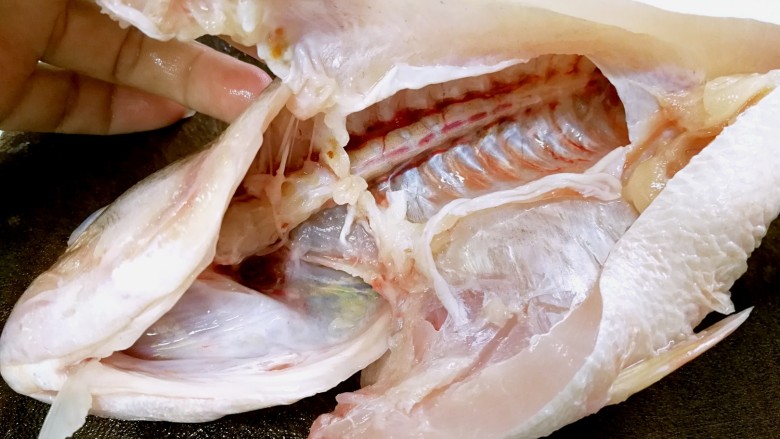 粤式清蒸鲈鱼,鱼腹内部也要冲洗干净淤血，否则蒸出来鱼肉会发黑。