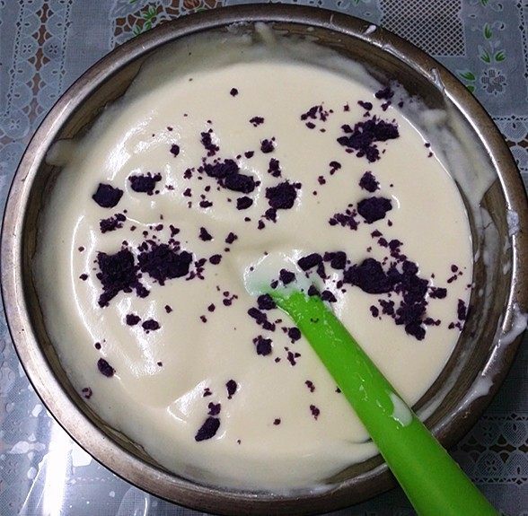 紫薯裱花酸奶蛋糕,撒入少许紫薯碎拌匀