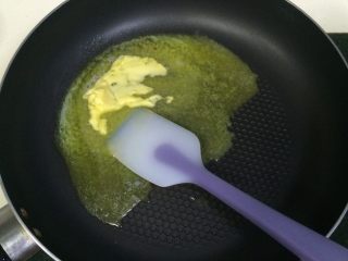 绿豆糕,在不粘锅内加入黄油，加热至完全熔化。