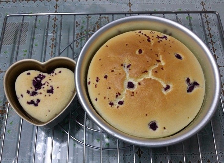 紫薯裱花酸奶蛋糕,结束后在烤箱内闷至10分钟后取出放至烤架上，不要 倒扣