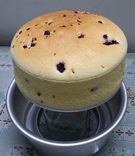 紫薯裱花酸奶蛋糕,自然放凉后模具就会自动落下了