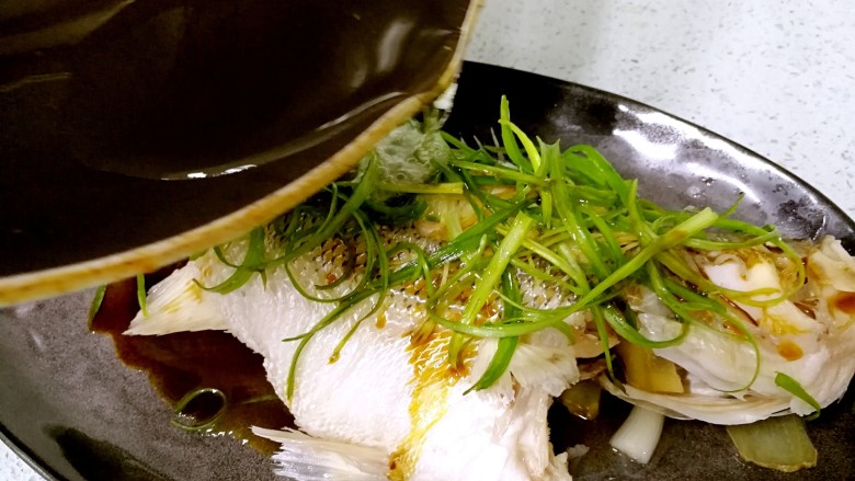 粤式清蒸鲈鱼,从头到尾浇上热油。