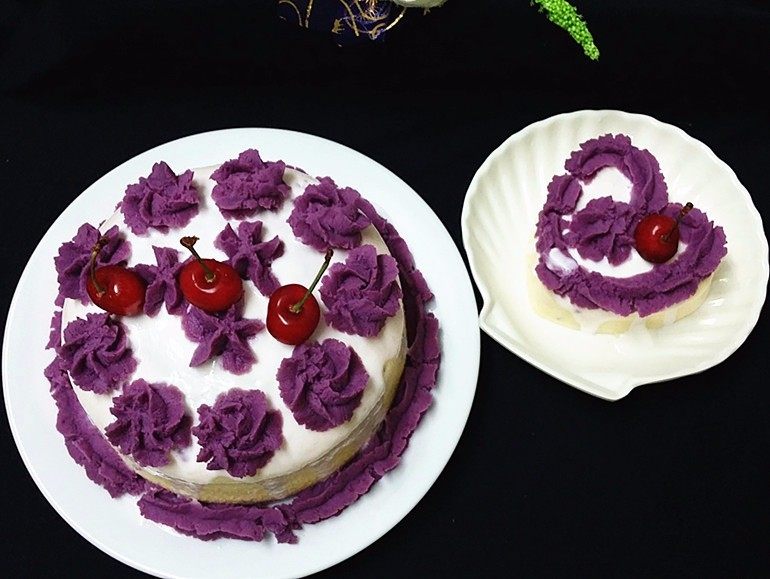 紫薯裱花酸奶蛋糕,再加几个樱桃点缀下放冰箱冷藏至凝固