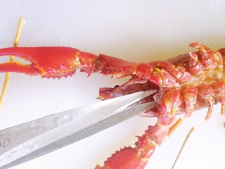 蒜香小龙虾,用剪刀从头部下面进去