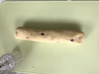 【低油少糖】蔓越莓绿豆饼,拿出一块揉成条，剩下的豆泥一定要用保鲜膜盖好保持水分