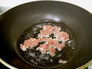 酸笋炒肉沫,锅里热油，倒入肉沫，稍稍翻炒至半熟，盛起。