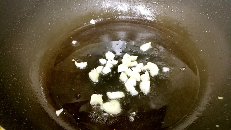 酸笋炒肉沫,利用锅里余油，爆香蒜丁。