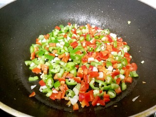 酸笋炒肉沫,倒入全部辣椒，翻炒出香辣味。