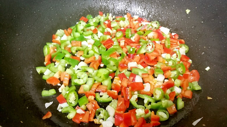 酸笋炒肉沫,倒入全部辣椒，翻炒出香辣味。