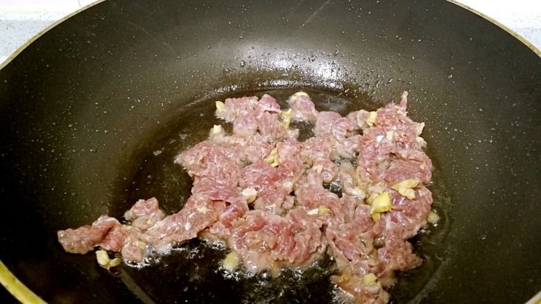 番茄炒牛肉,炒锅里热油，倒入牛肉，大火划炒至半熟，盛起。