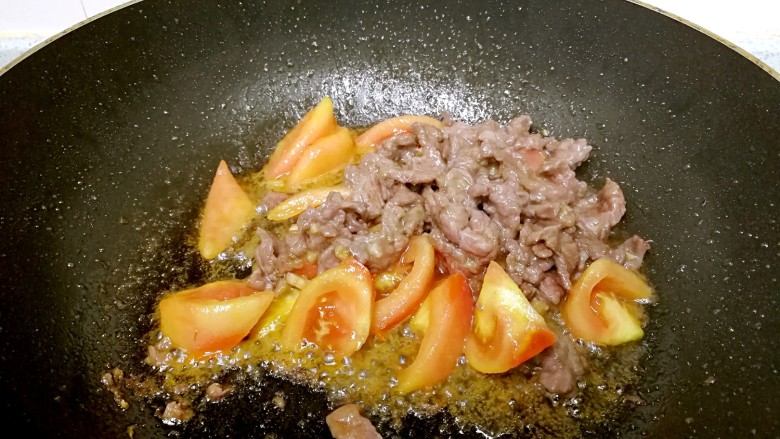 番茄炒牛肉,收小火，倒入牛肉，翻炒几下。