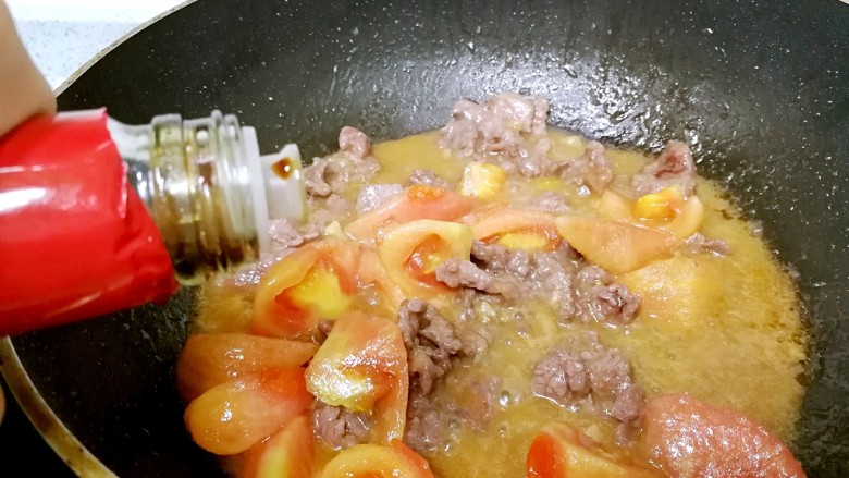 番茄炒牛肉,最后淋入一点生抽，翻炒均匀。