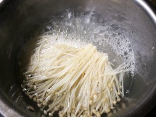夏日必备的凉拌三丝,金针菇洗干净，切掉根部，焯水备用。