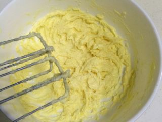 hellokitty饼干,黄油软化，加入糖粉，用电动打蛋器把黄油和糖粉搅打至融合。
