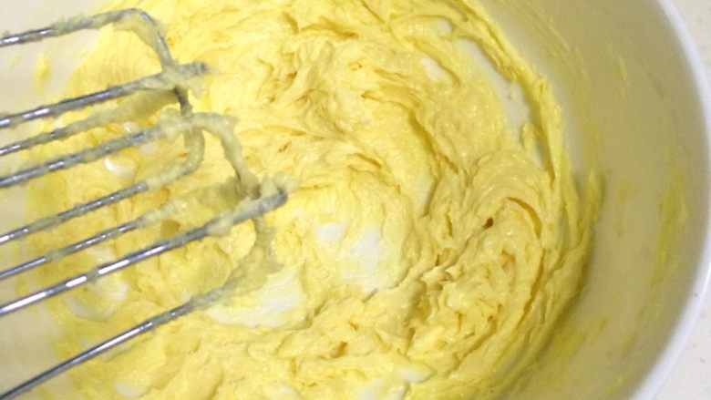 hellokitty饼干,将蛋液和黄油糖粉混合物打至体积蓬松状态。